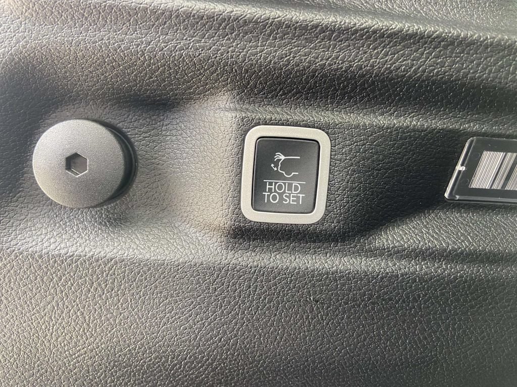 Used 2023 Jeep Grand Cherokee L Limited RWD image 12