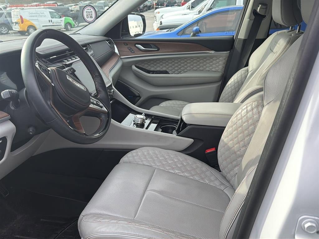 Used 2022 Jeep Grand Cherokee Summit image 8