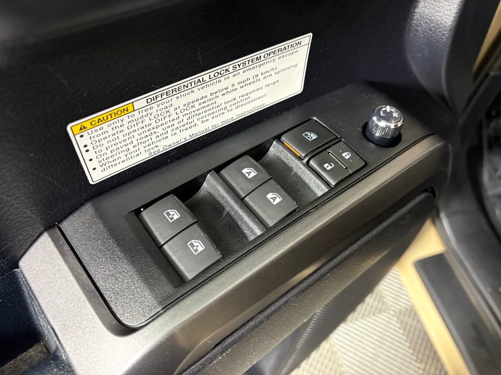 Used 2018 Toyota Tacoma TRD Off-Road w/ Technology Package AWD/4WD image 13