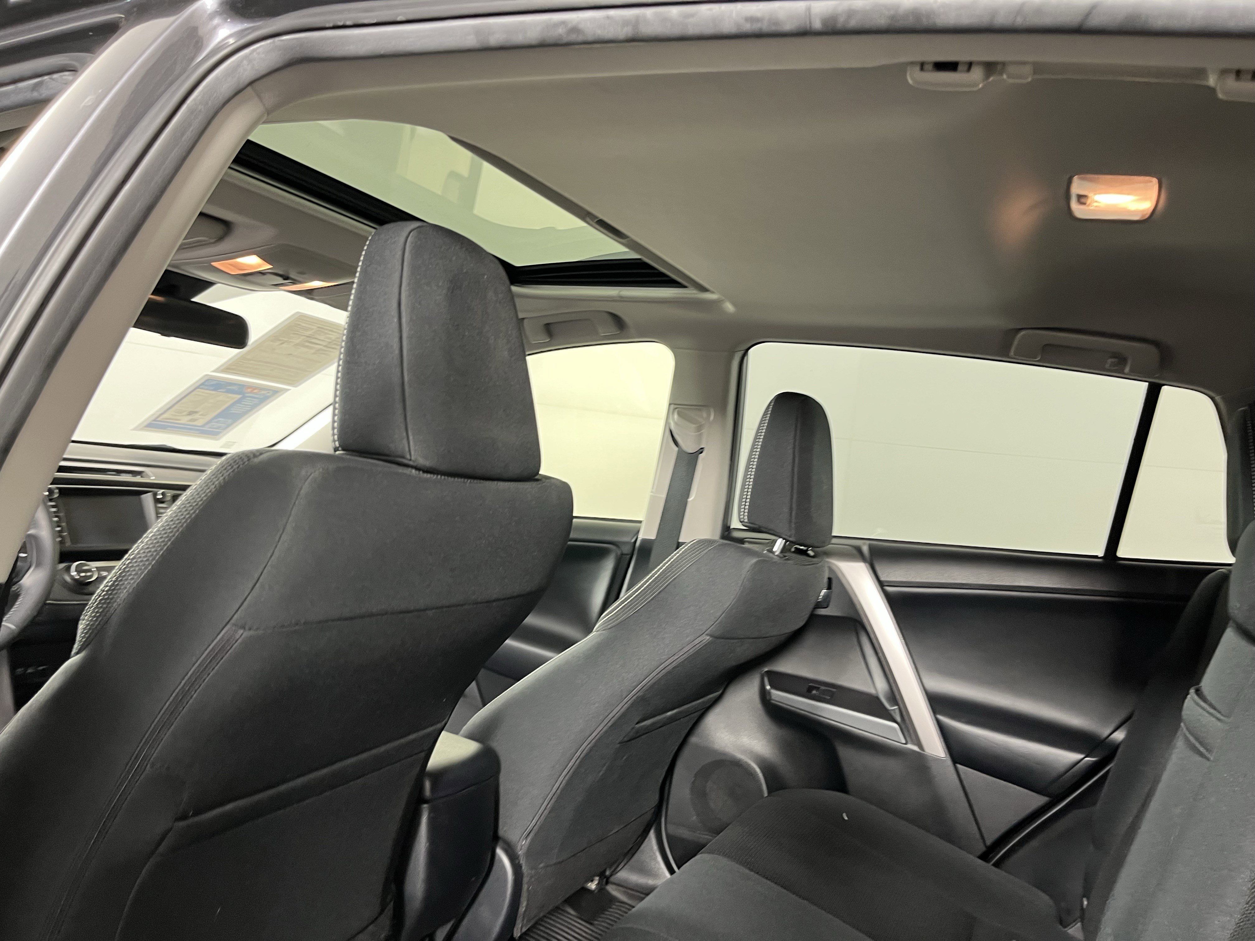 Used 2018 Toyota RAV4 XLE AWD/4WD image 15