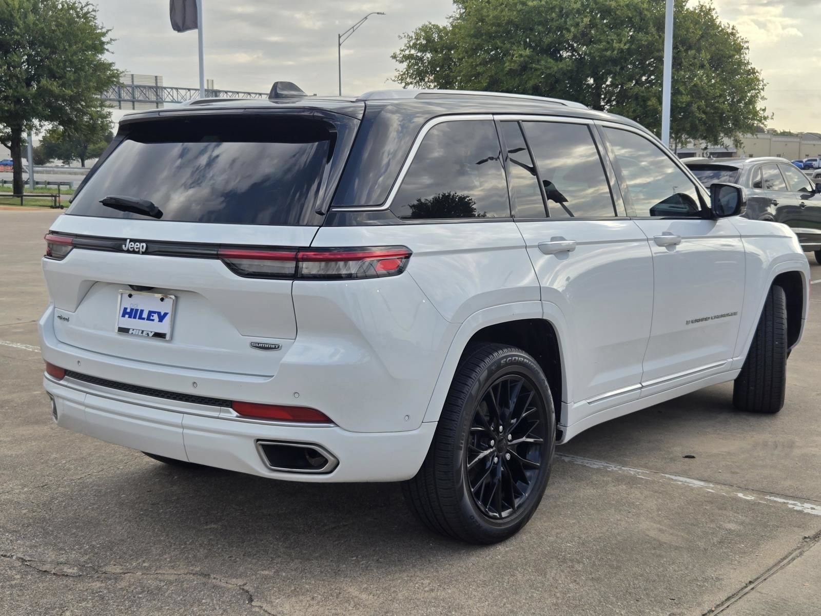 Used 2022 Jeep Grand Cherokee Summit w/ Luxury Tech Group V AWD/4WD image 6