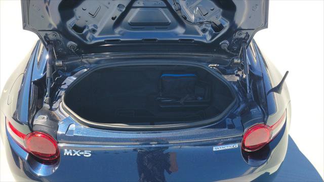 Used 2022 MAZDA MX-5 Miata Club RWD image 9