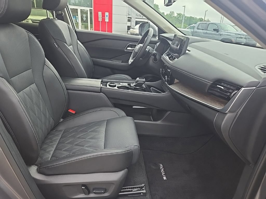 Used 2025 Nissan Rogue Platinum w/ Platinum Premium Package AWD/4WD image 23