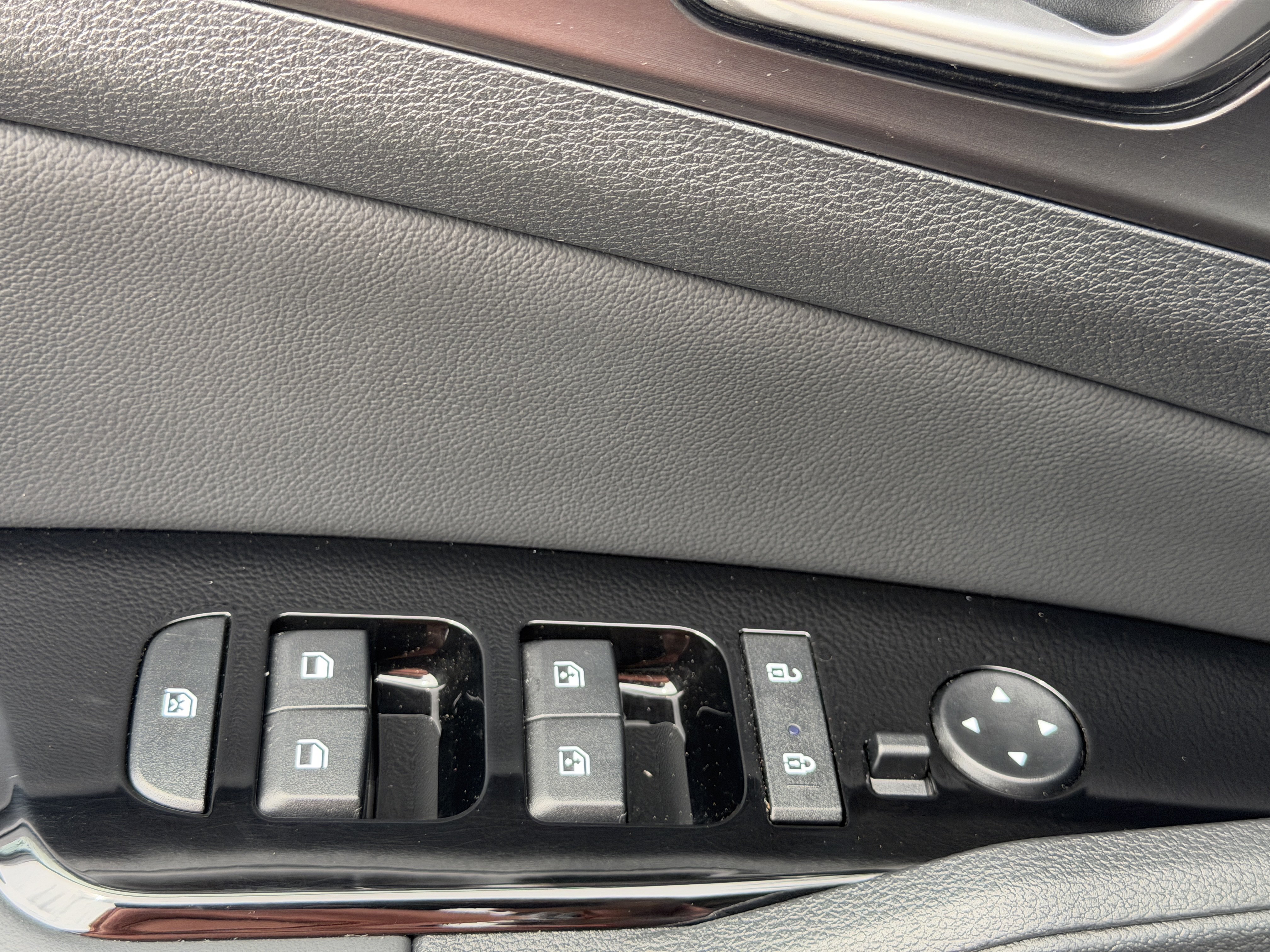 Used 2025 Kia Sportage EX FWD image 16