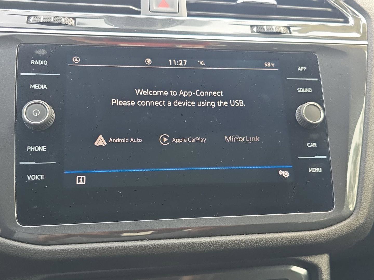 Used 2023 Volkswagen Tiguan SE w/ Panoramic Sunroof Package image 13