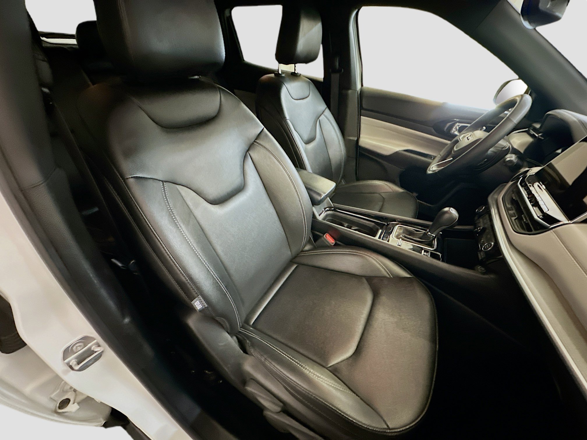 Used 2025 Jeep Compass Limited image 31