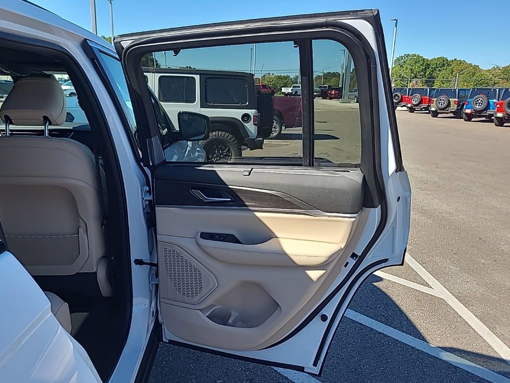 New 2025 Jeep Grand Cherokee Limited w/ Luxury Tech Group II image 19