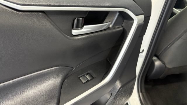 Used 2025 Toyota RAV4 XLE FWD image 19
