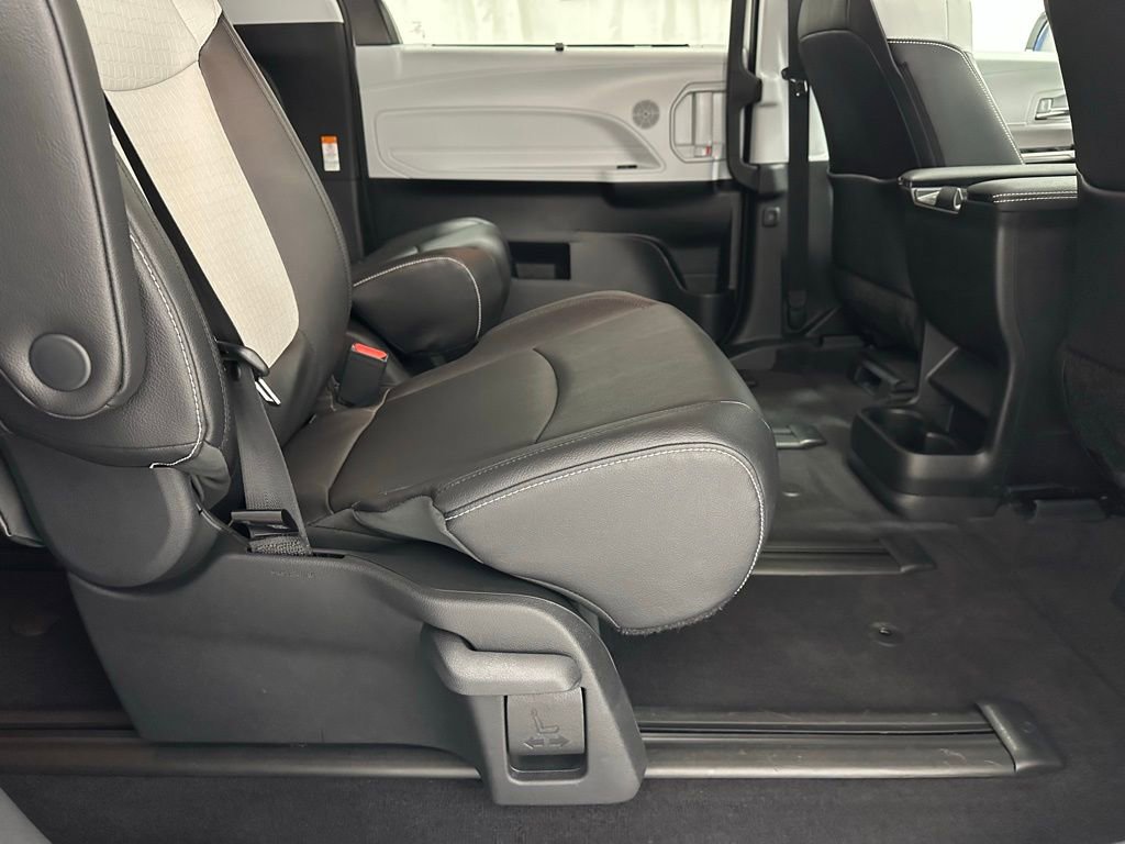Used 2025 Toyota Sienna XSE image 57