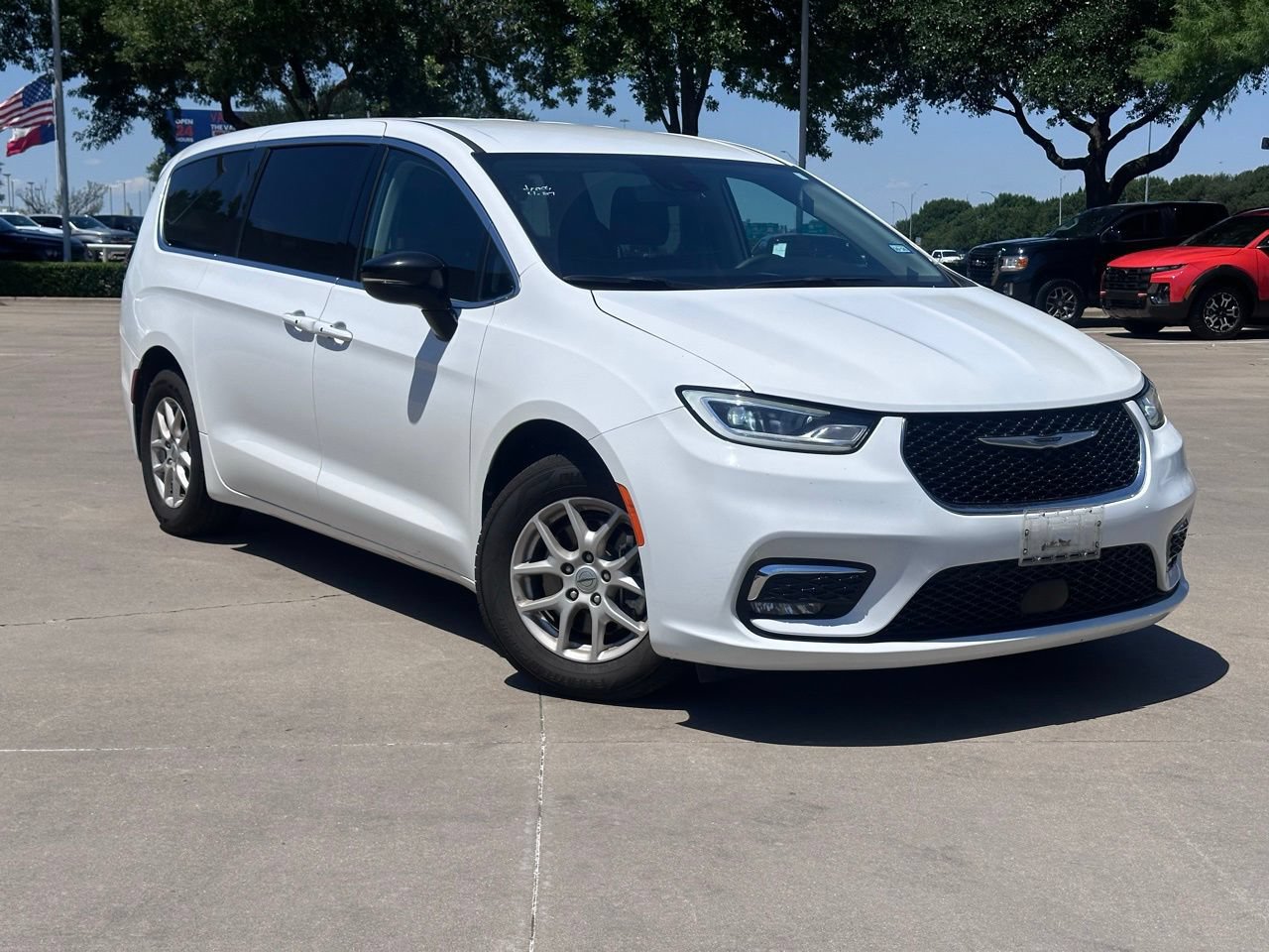 Used 2024 Chrysler Pacifica Touring-L FWD image 1