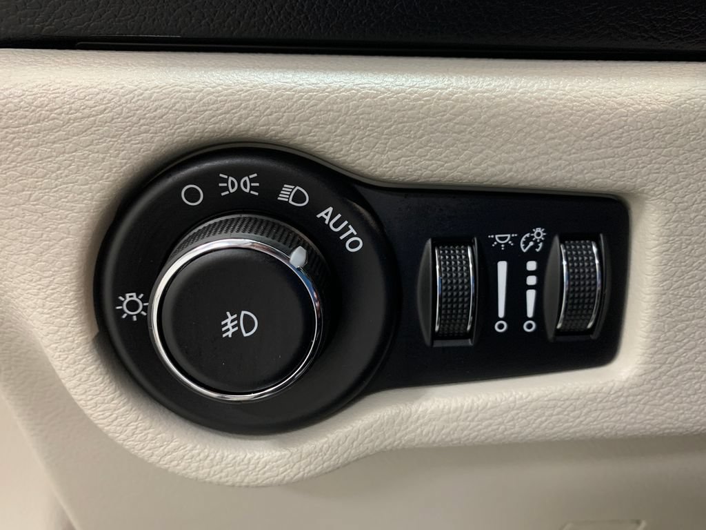 Used 2018 Chrysler Pacifica Touring-L w/ Tire & Wheel Group FWD image 16