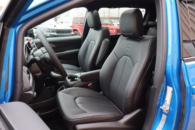 New 2026 Chrysler Pacifica Select w/ S Appearance Package FWD image 11