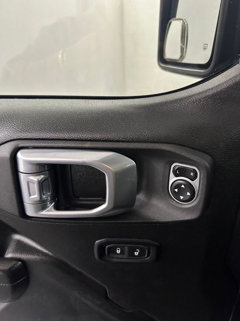 Used 2022 Jeep Gladiator Willys image 9