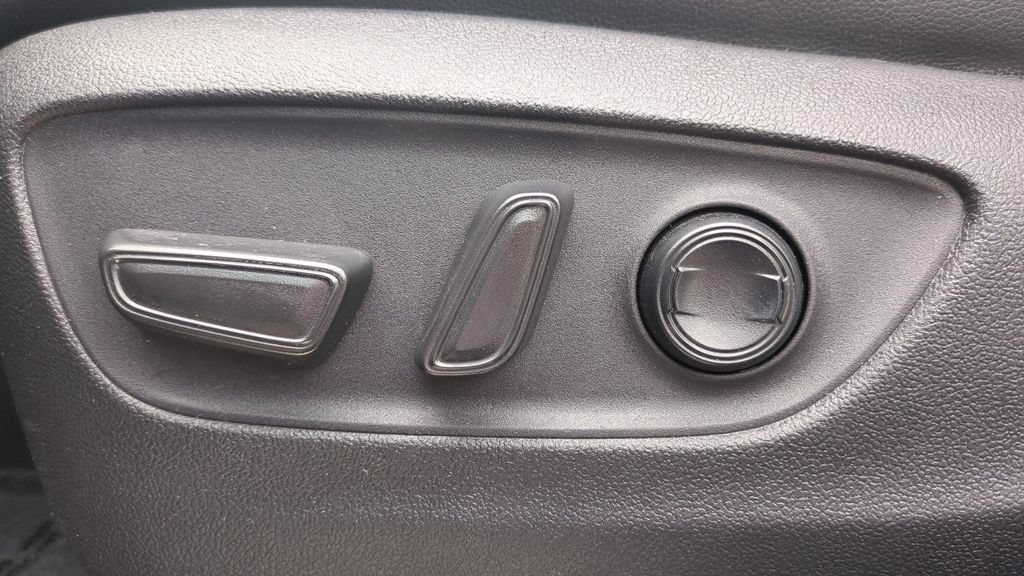 Used 2024 Toyota Highlander Limited FWD image 20