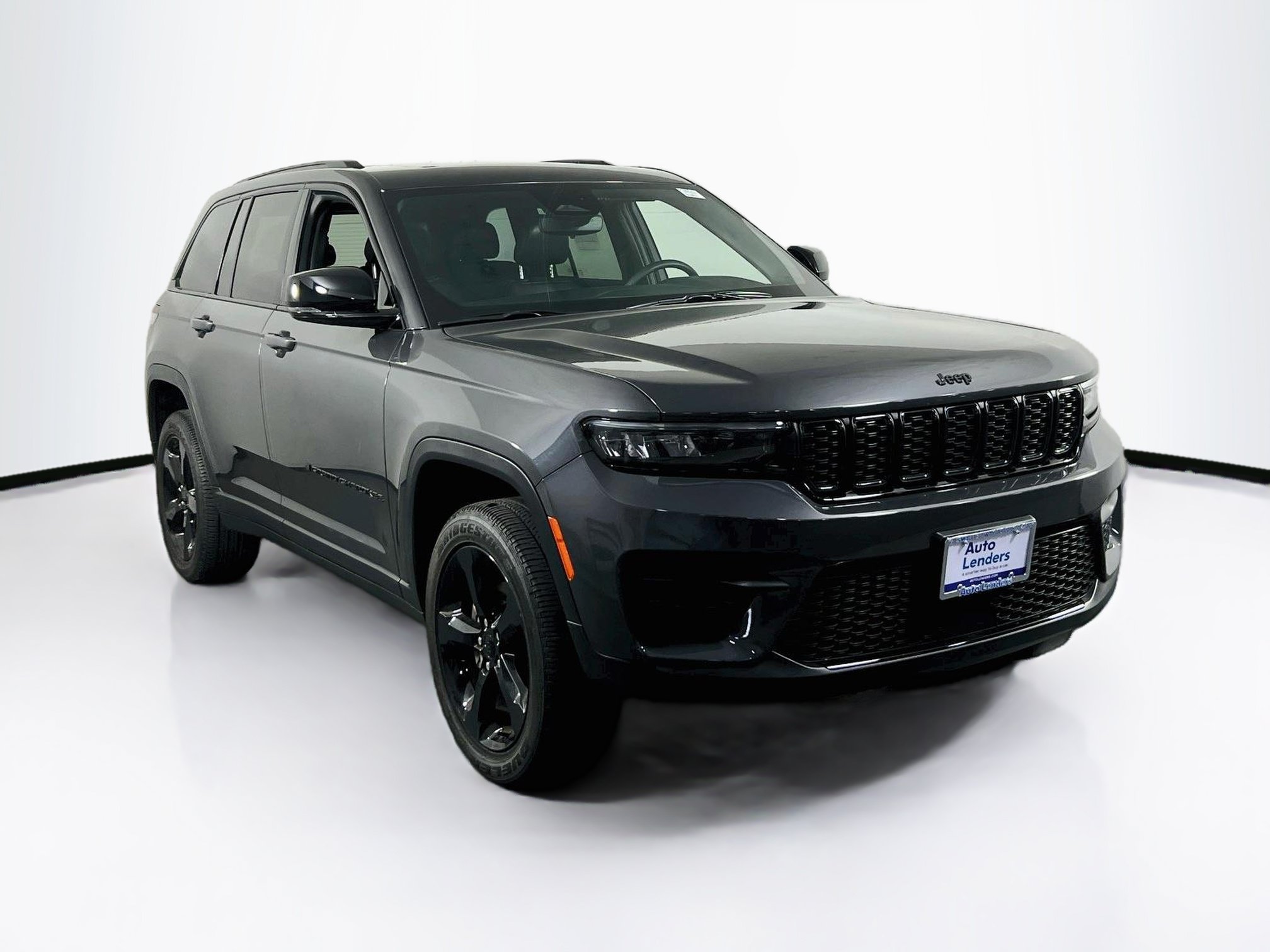 Used 2023 Jeep Grand Cherokee Altitude AWD/4WD image 3