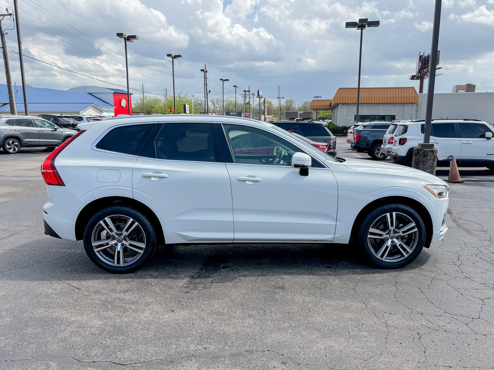 Used 2021 Volvo XC60 T5 Momentum w/ Advanced Package image 4