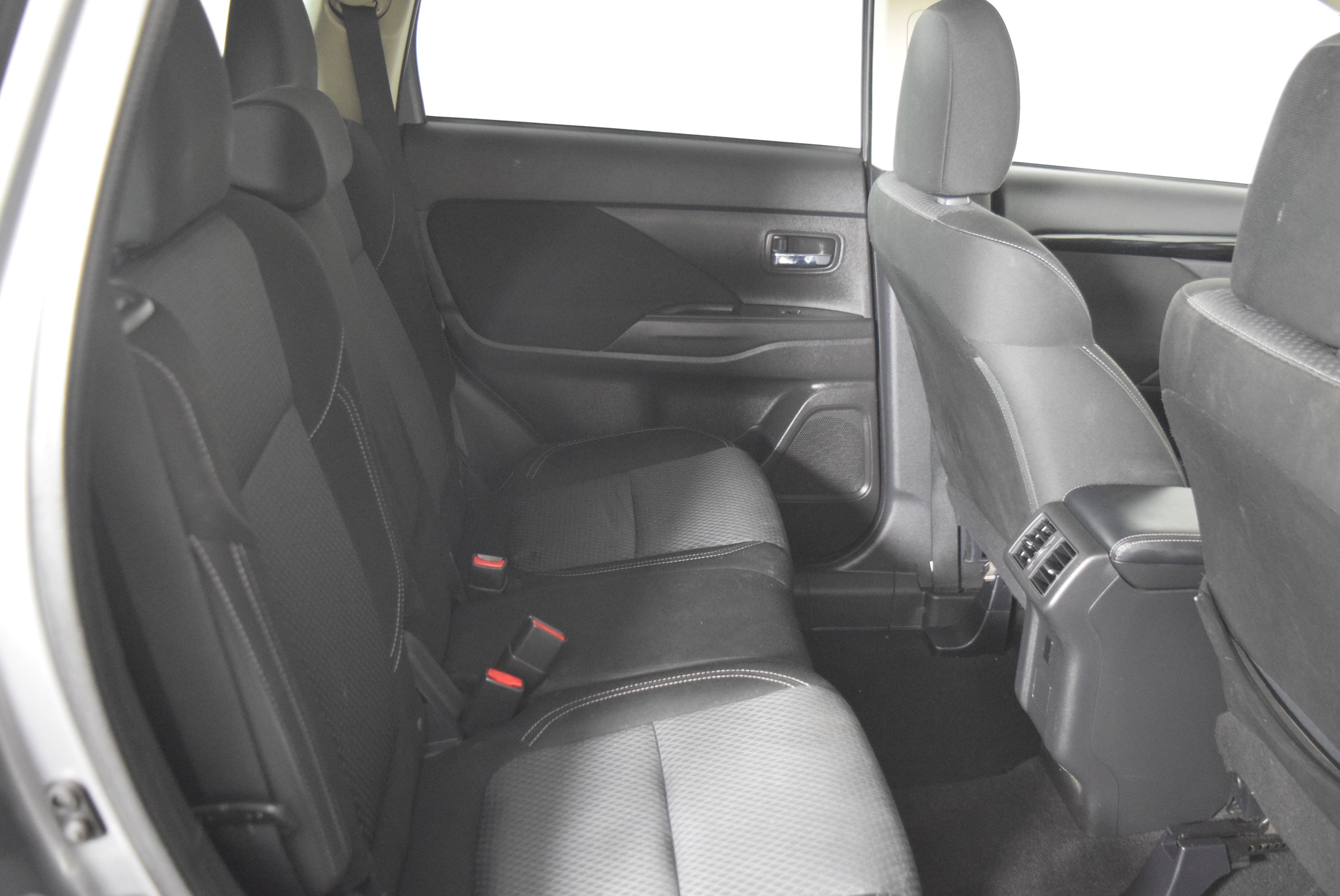 Used 2020 Mitsubishi Outlander ES image 35