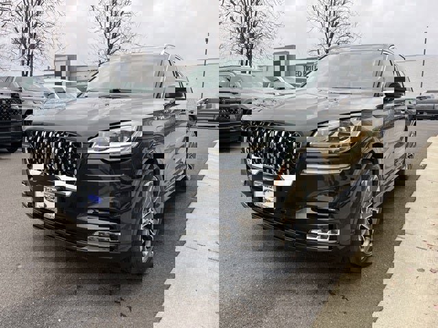 Used 2023 Lincoln Aviator Grand Touring w/ Equipment Group 301A image 3
