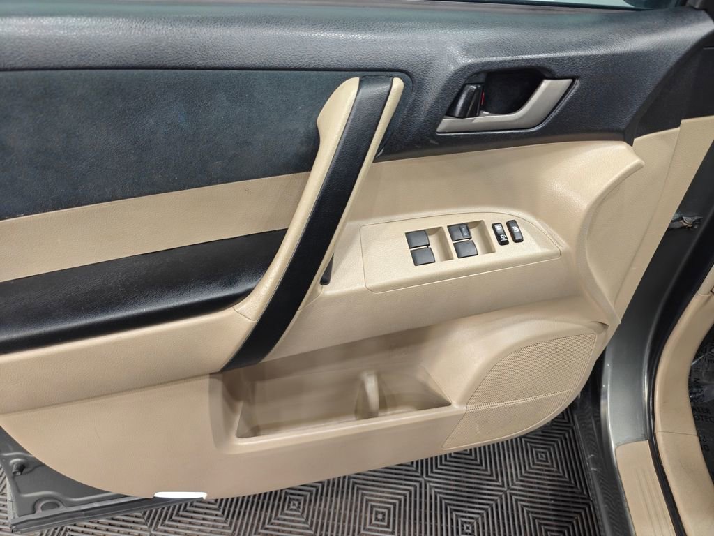 Used 2011 Toyota Highlander 4WD w/ Tech Pkg image 32