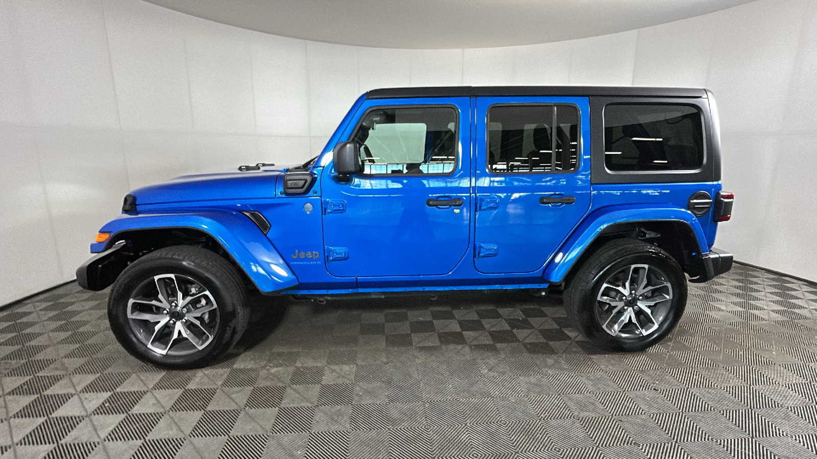 Used 2024 Jeep Wrangler Unlimited w/ Convenience Group AWD/4WD image 7