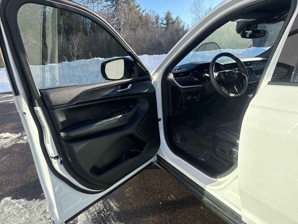 Used 2023 Jeep Grand Cherokee L Laredo image 13