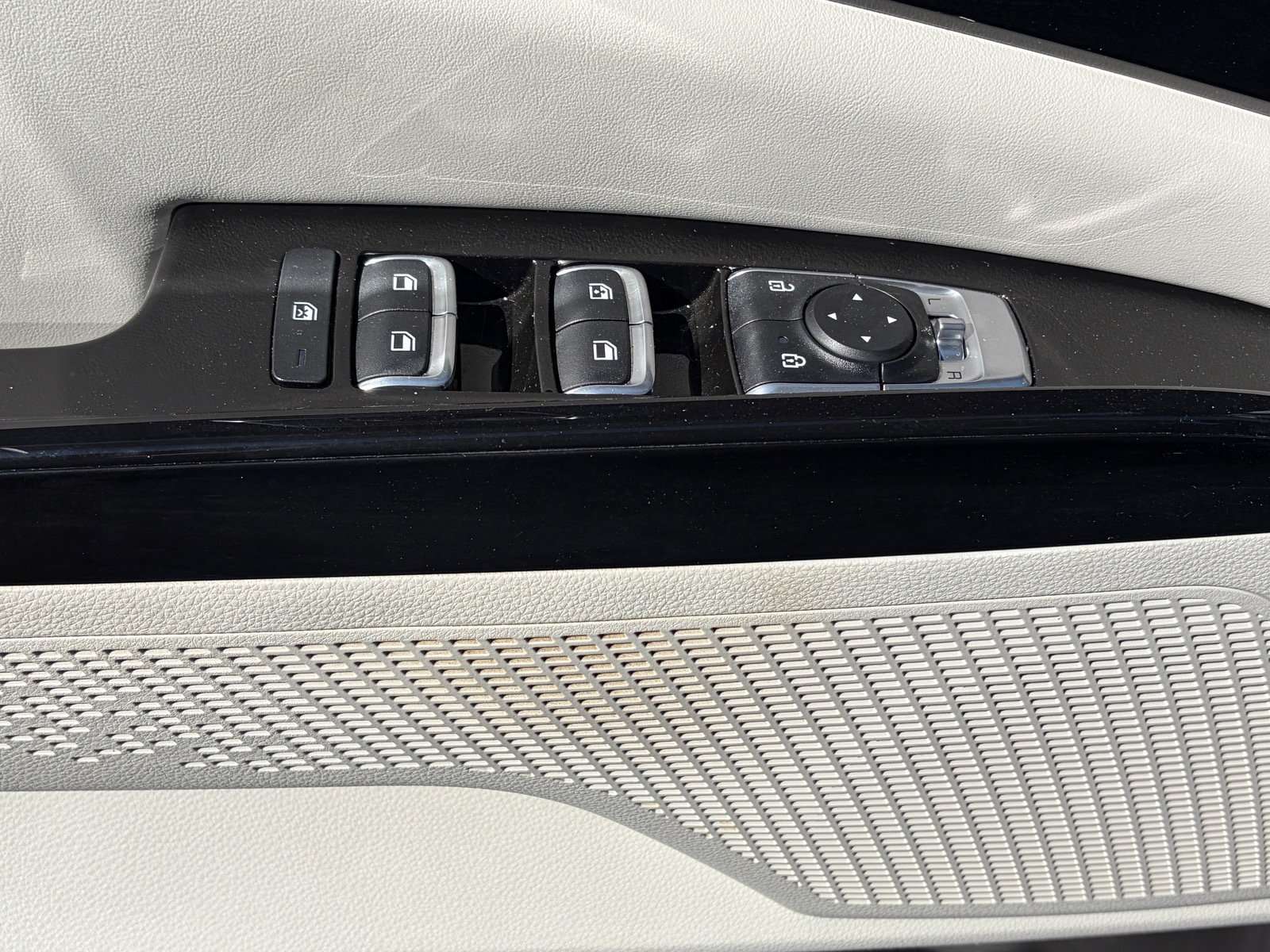 Used 2024 Kia Carnival EX FWD image 18