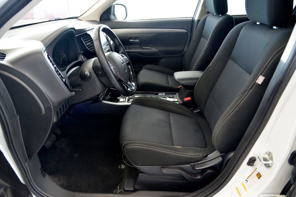 Used 2017 Mitsubishi Outlander SE AWD/4WD image 15