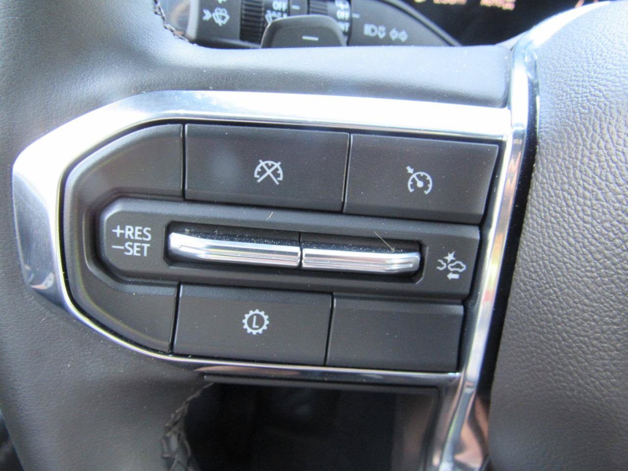 Used 2025 GMC Yukon XL Denali AWD/4WD image 22