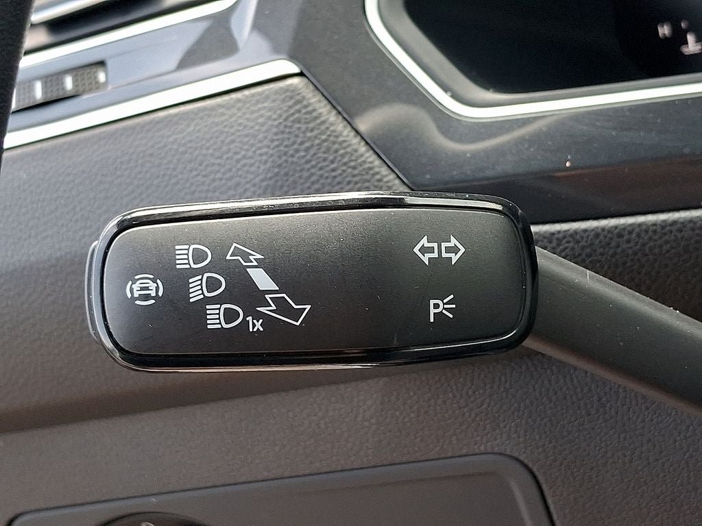 Certified 2023 Volkswagen Tiguan SE R-Line FWD image 27