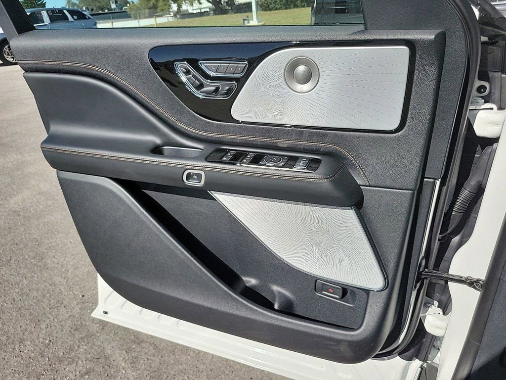 New 2025 Lincoln Aviator Black Label AWD/4WD image 19
