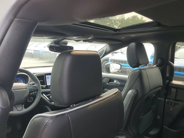 New 2027 Chrysler Pacifica Limited w/ Family Tech Group AWD/4WD image 12