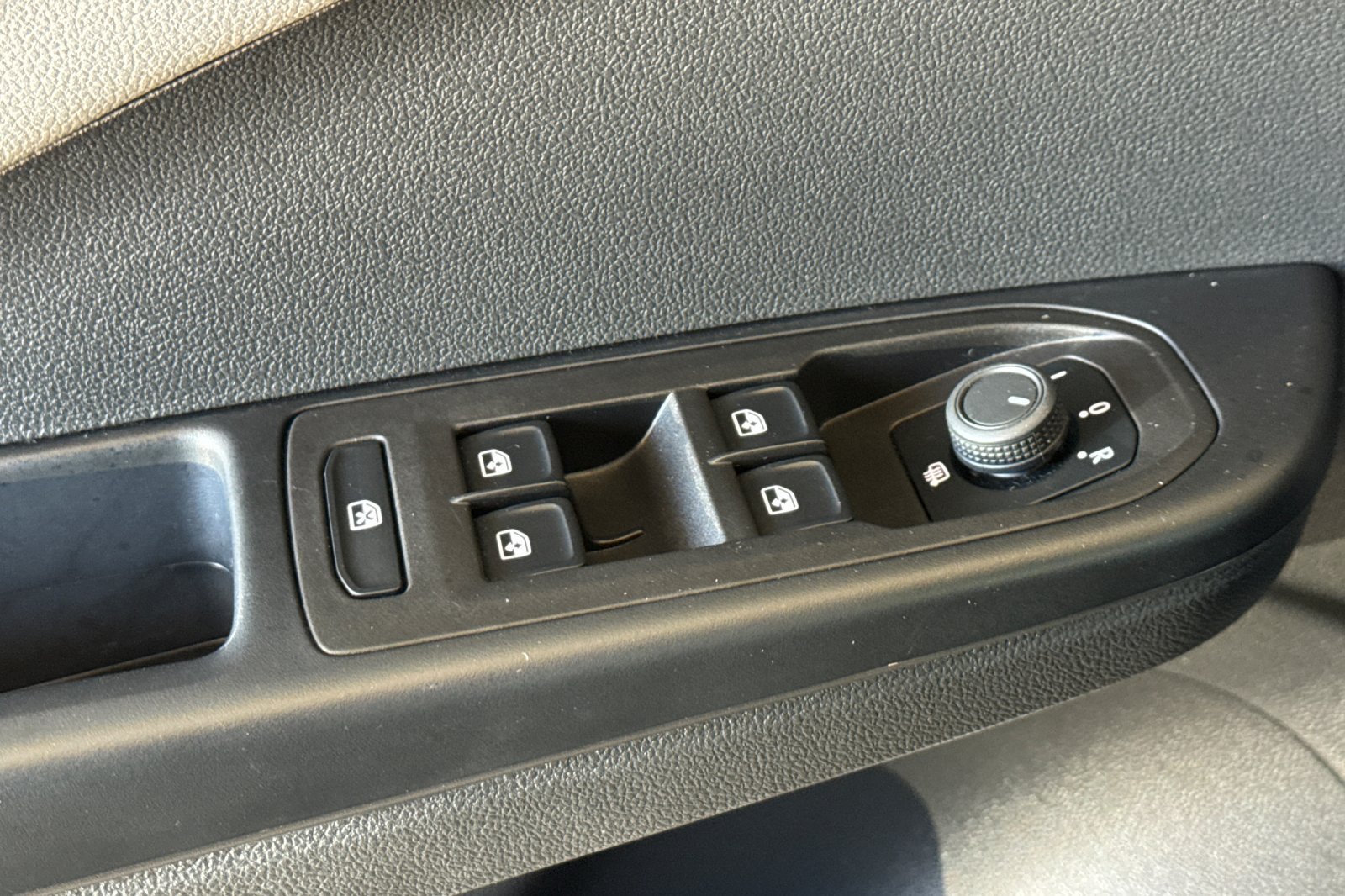 Used 2024 Volkswagen Taos SE w/ Panoramic Sunroof Package FWD image 12