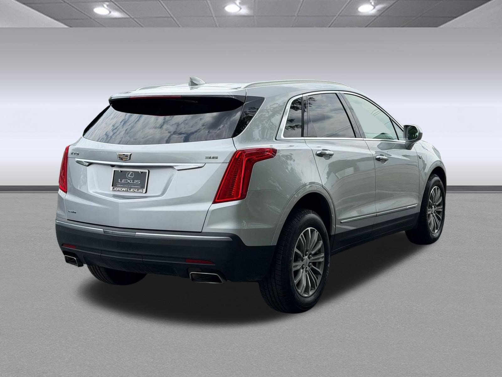 Used 2018 Cadillac XT5 Luxury w/ Driver Awareness Package AWD/4WD image 9