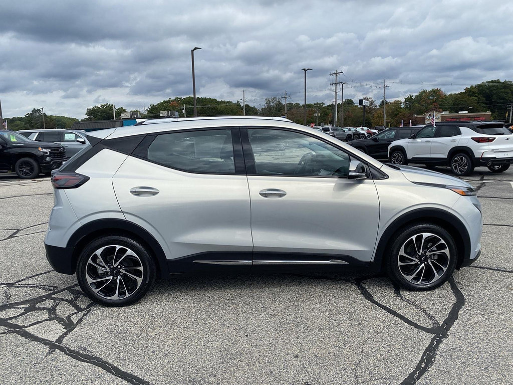 Certified 2023 Chevrolet Bolt EUV Premier w/ Sun & Sound Package FWD image 9
