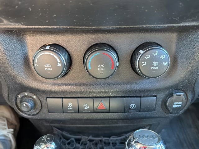 Used 2014 Jeep Wrangler Unlimited Sahara w/ Connectivity Group AWD/4WD image 24