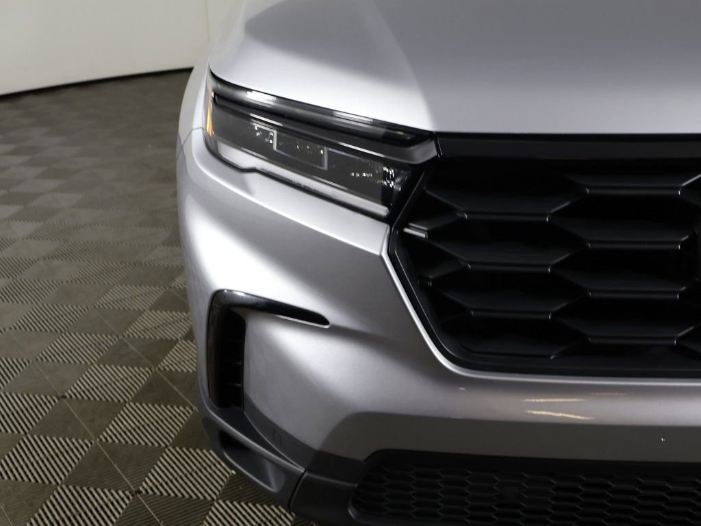 Used 2025 Honda Pilot Sport image 13