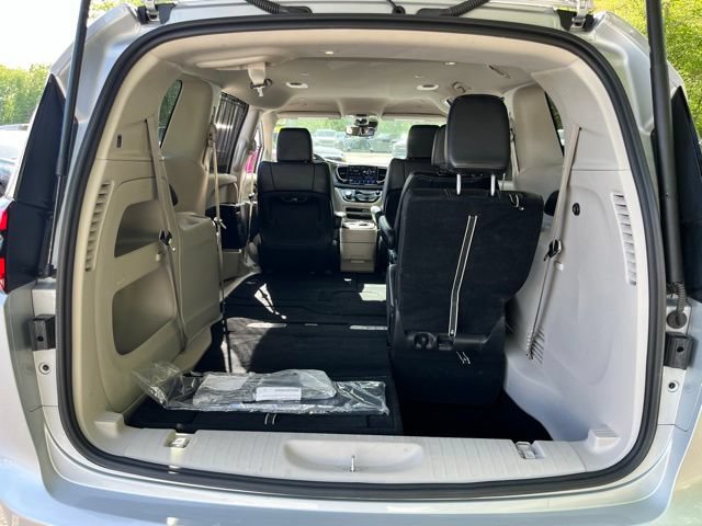 Used 2023 Chrysler Pacifica Touring-L FWD image 8