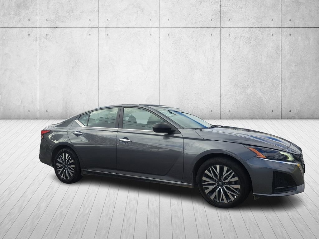 Used 2025 Nissan Altima 2.5 SV image 3