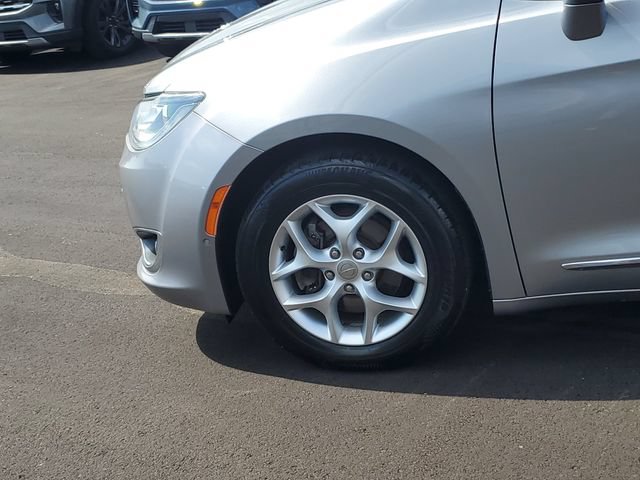 Used 2020 Chrysler Pacifica Touring-L w/ Tire & Wheel Group FWD image 8