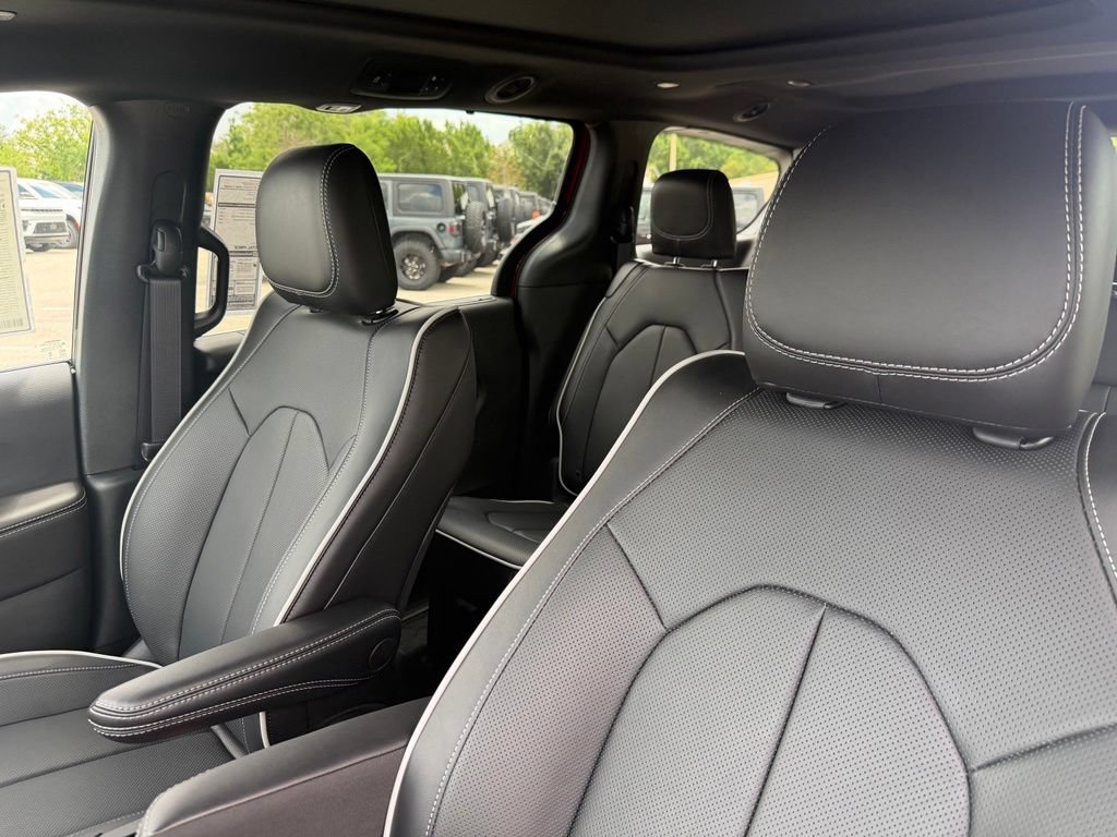 New 2027 Chrysler Pacifica Limited FWD image 25