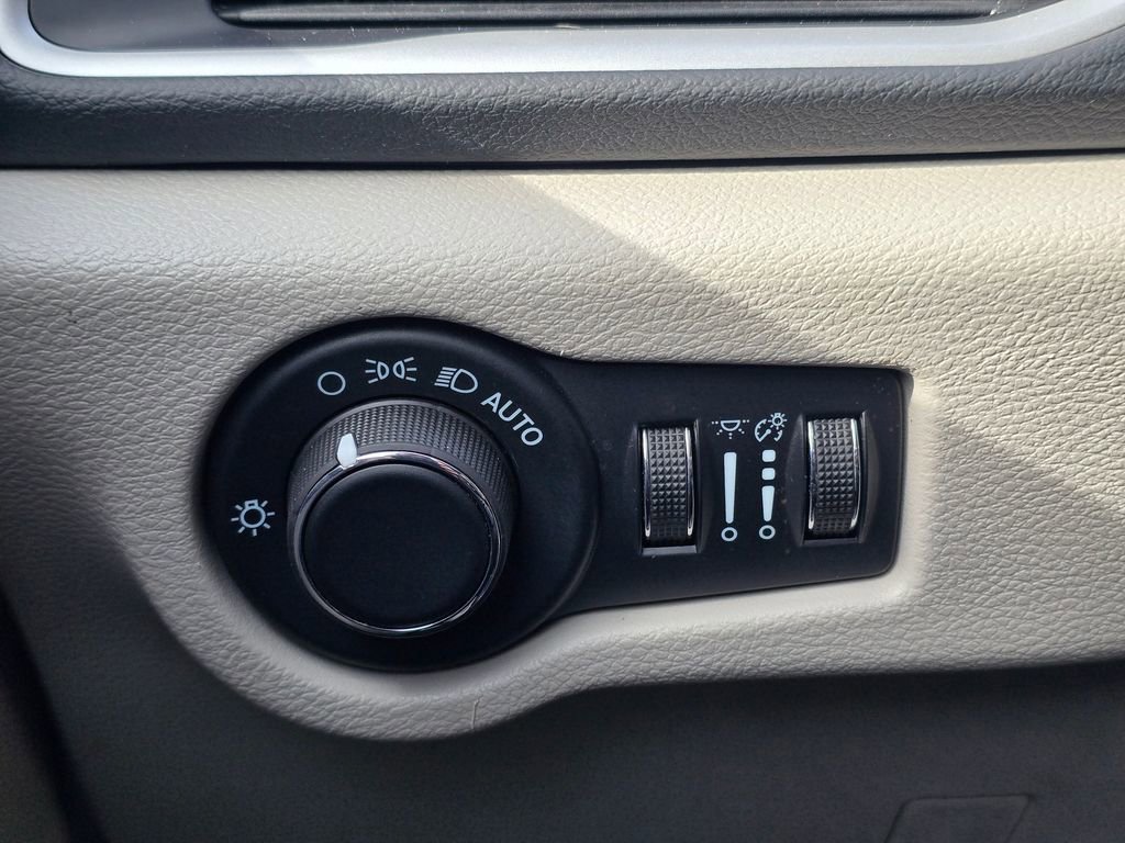 Used 2023 Chrysler Voyager LX image 37