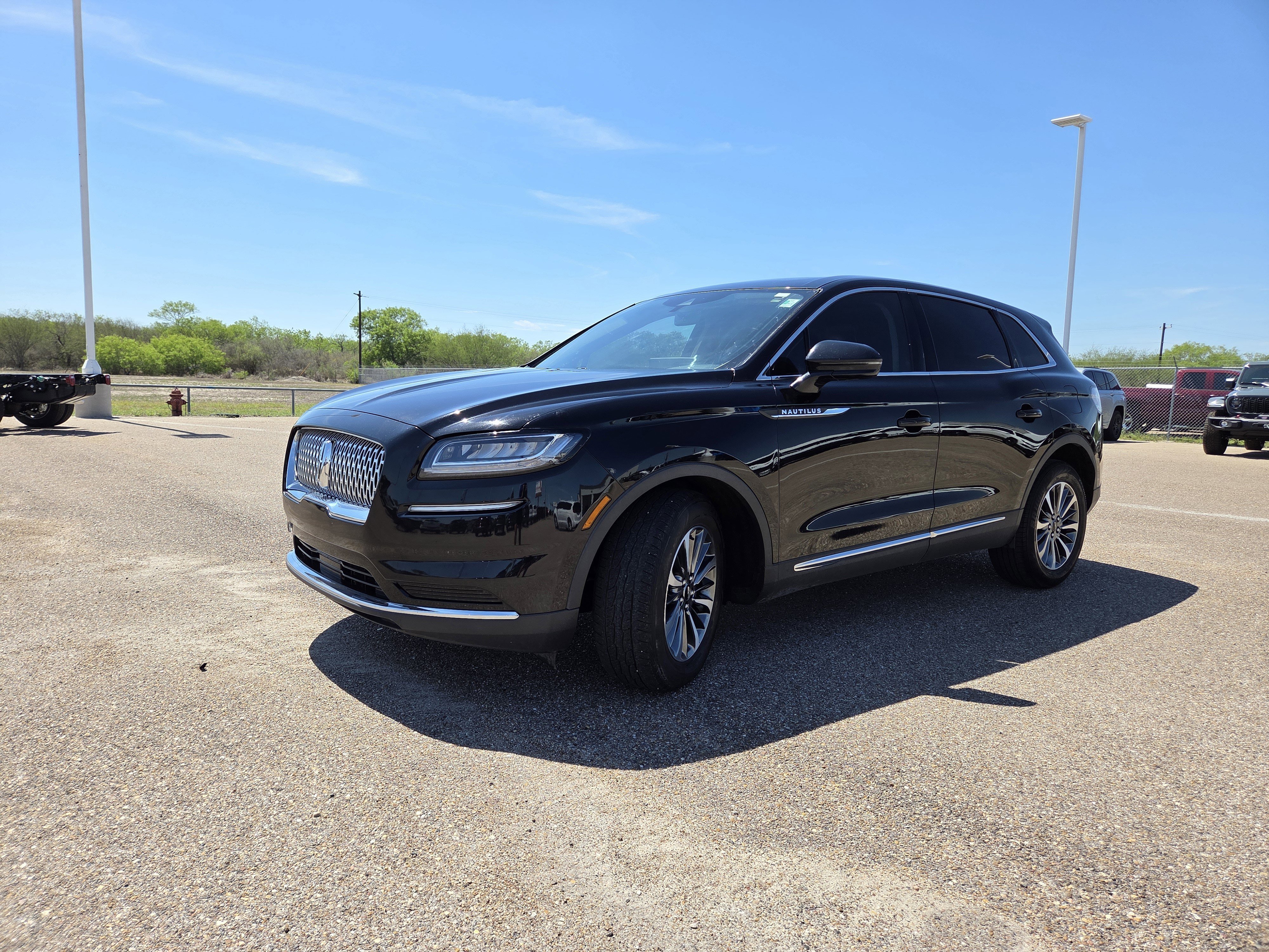 Used 2022 Lincoln Nautilus Reserve AWD/4WD image 3