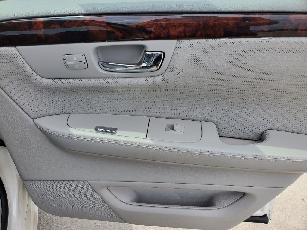 Used 2011 Cadillac DTS Premium FWD image 33