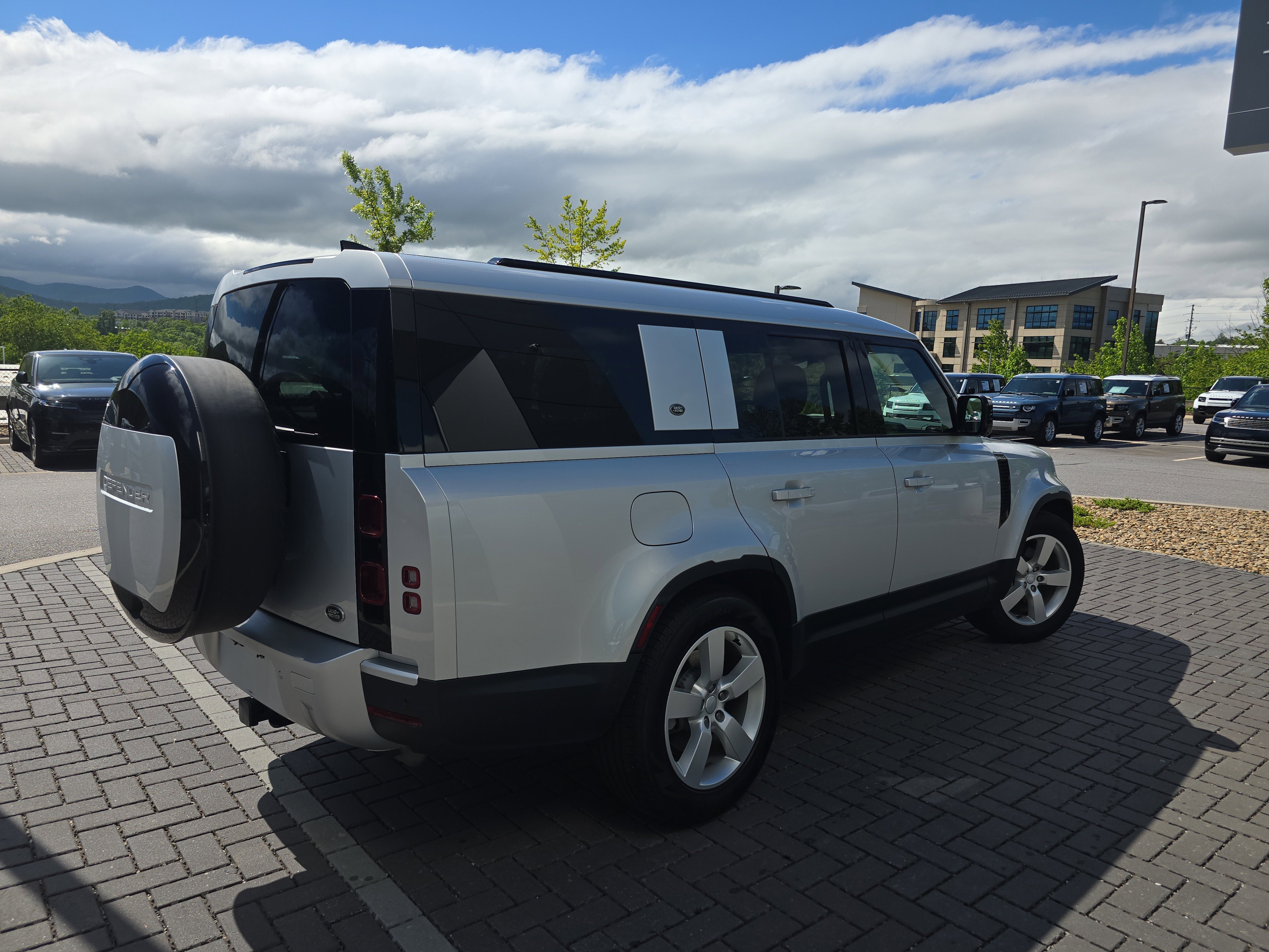 Certified 2023 Land Rover Defender 130 SE AWD/4WD image 5