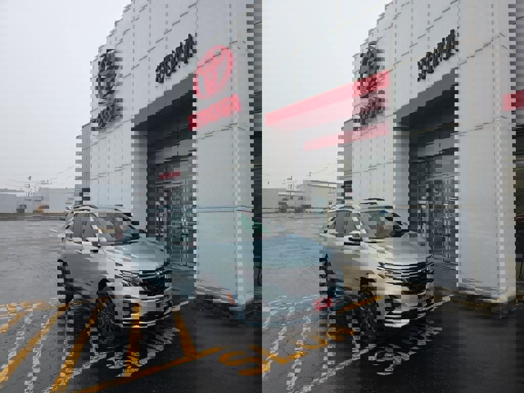 Used 2022 Chevrolet Equinox RS w/ LPO, Floor Liner Package image 1