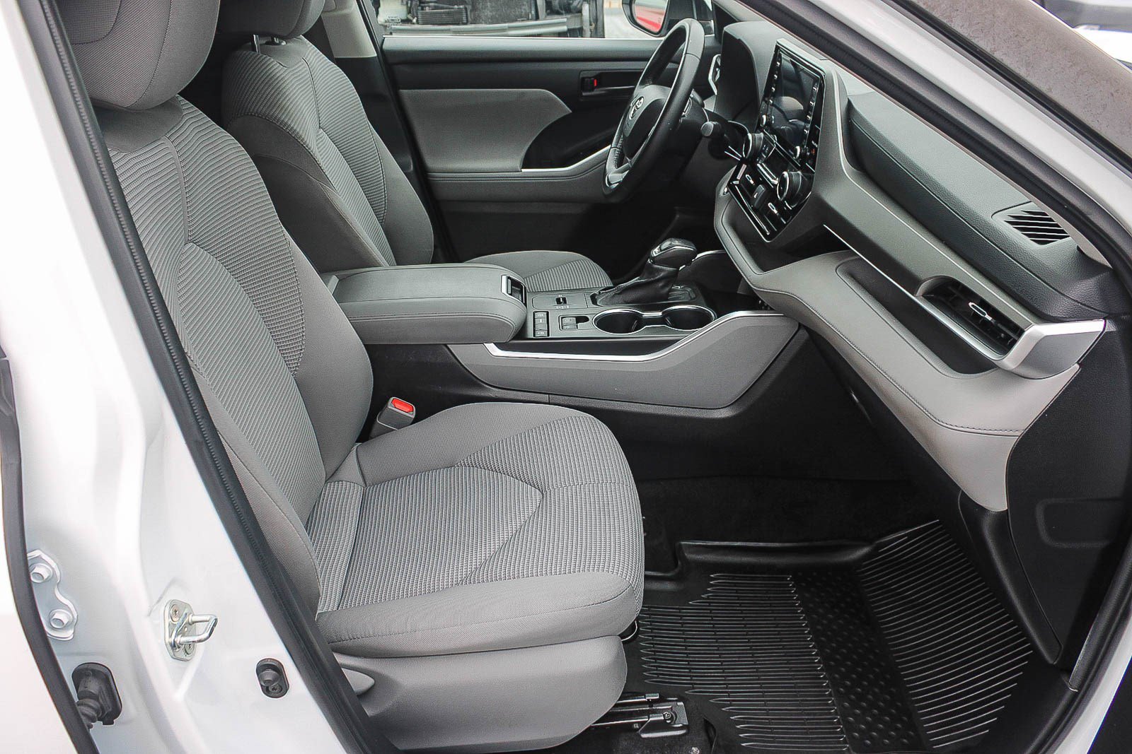 Used 2022 Toyota Highlander LE FWD image 17