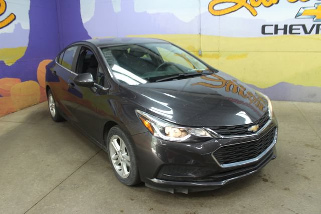 Used 2016 Chevrolet Cruze LT w/ LT Convenience Package FWD image 4