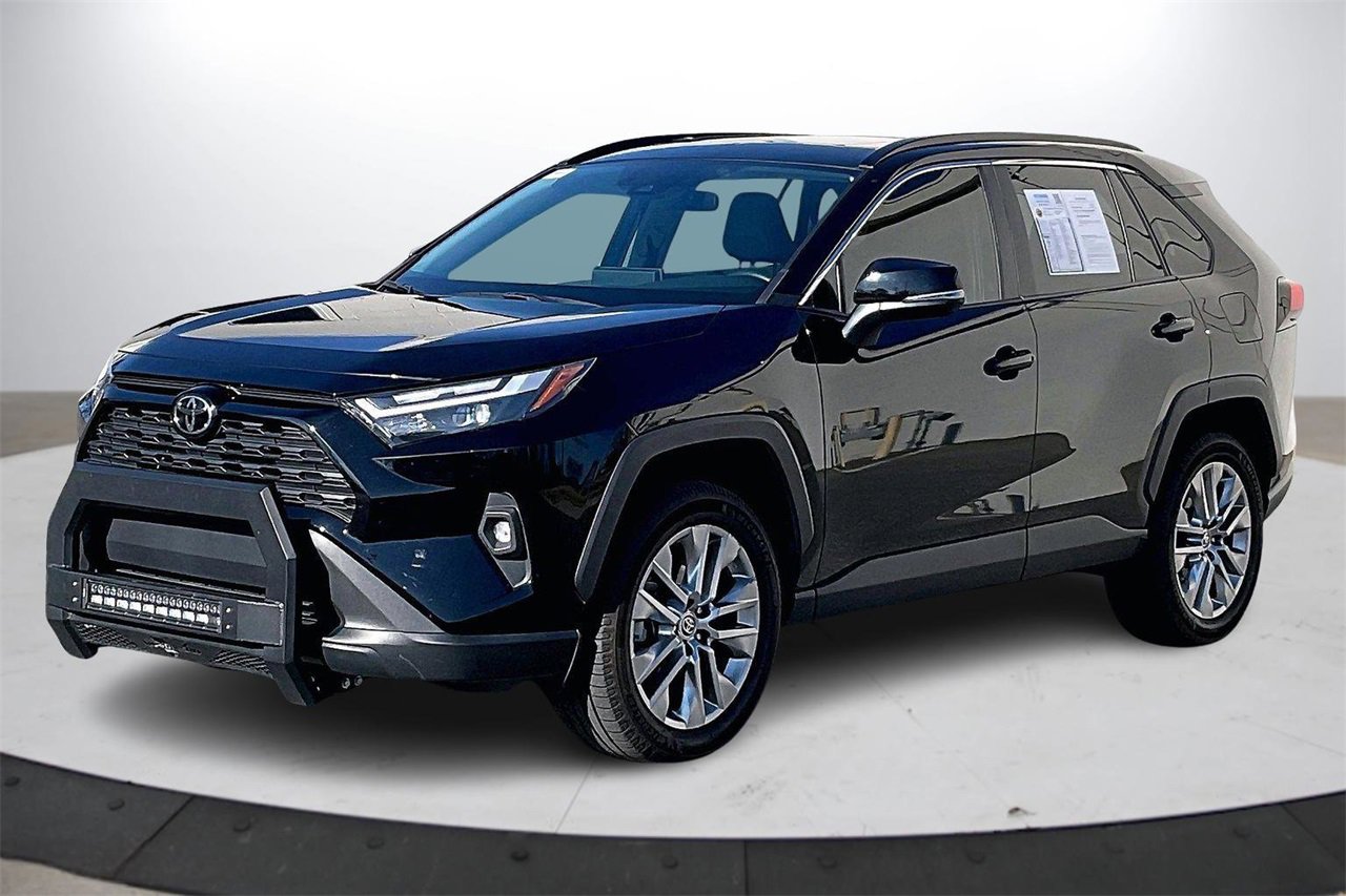 Used 2022 Toyota RAV4 XLE Premium image 4