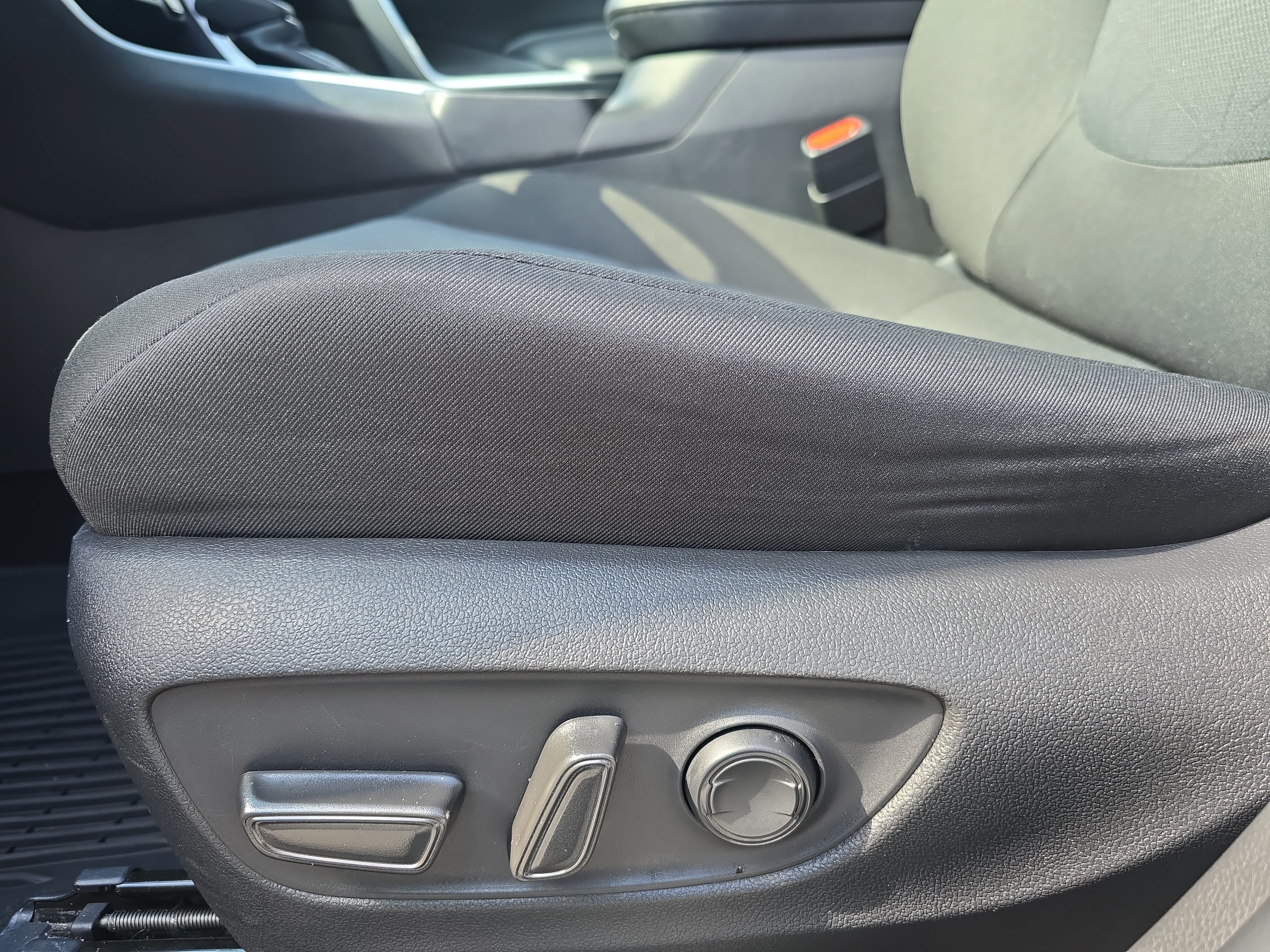 Used 2025 Toyota RAV4 XLE AWD/4WD image 25