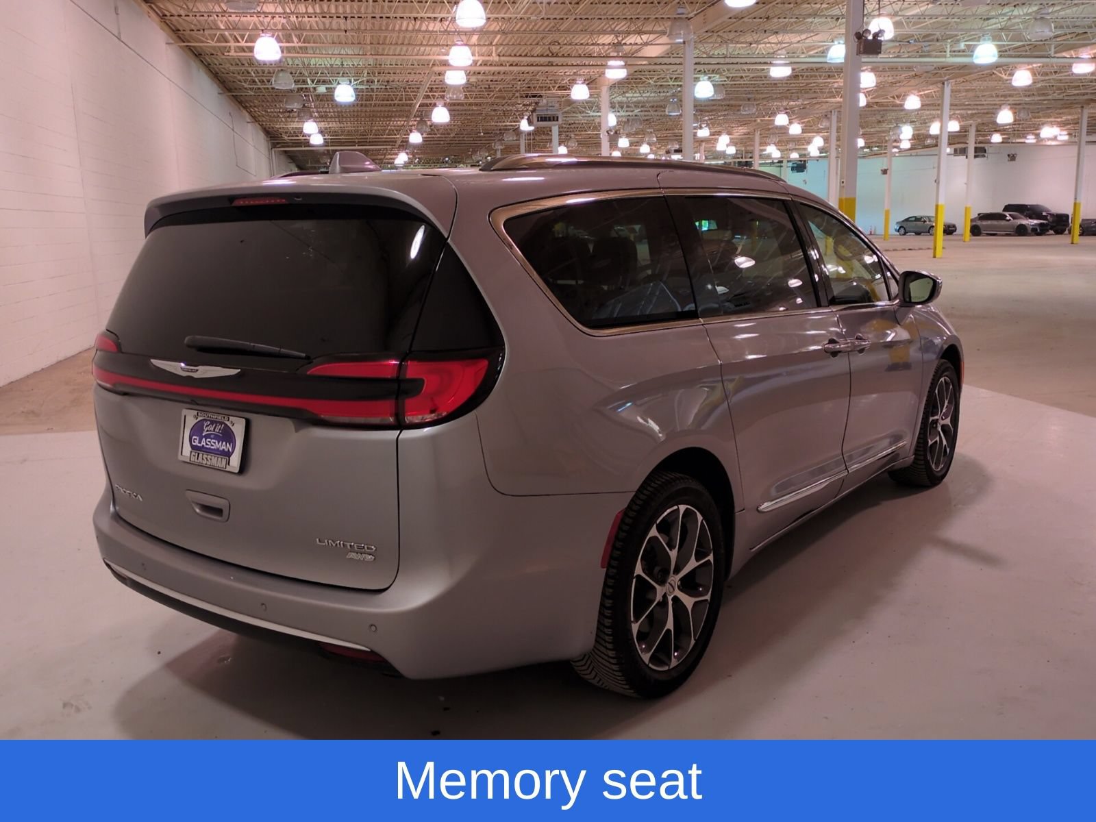 Used 2021 Chrysler Pacifica Limited AWD/4WD image 3